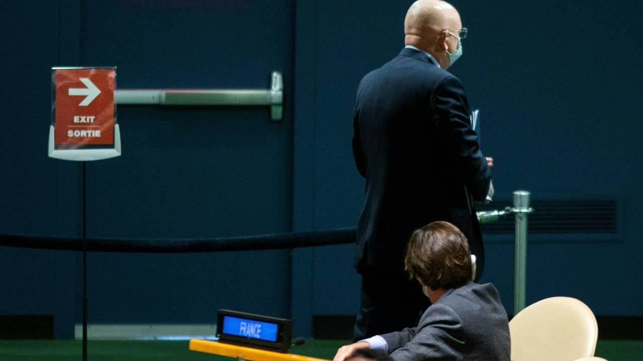 Representante permanente da Rússia nas Nações Unidas, Vassily Nebenzia, deixa salão sessão especial. 28/02/2022