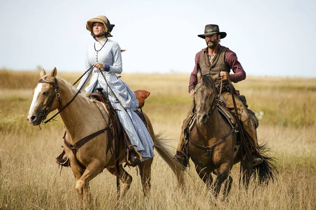 1—NOVO-ABRE—SERIADO-1883-200.jpg FEMINISMO A GALOPE - Isabel May e Tim McGraw em 1883: mulheres dividem o protagonismo com os velhos caubóis -