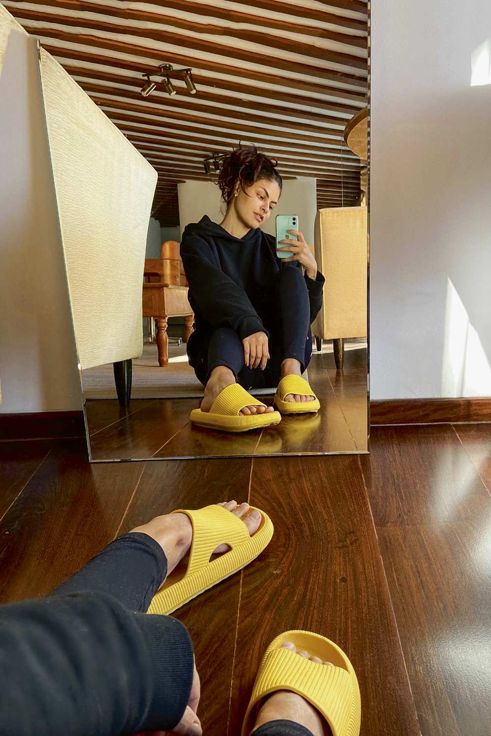 189250960_3116643738559522_2975174491985525353_n_1.jpg2 EXIBIÇÃO - A apresentadora Marina Santa Helena: na onda dos looks no estilo descontração, usando a peça com moletom -