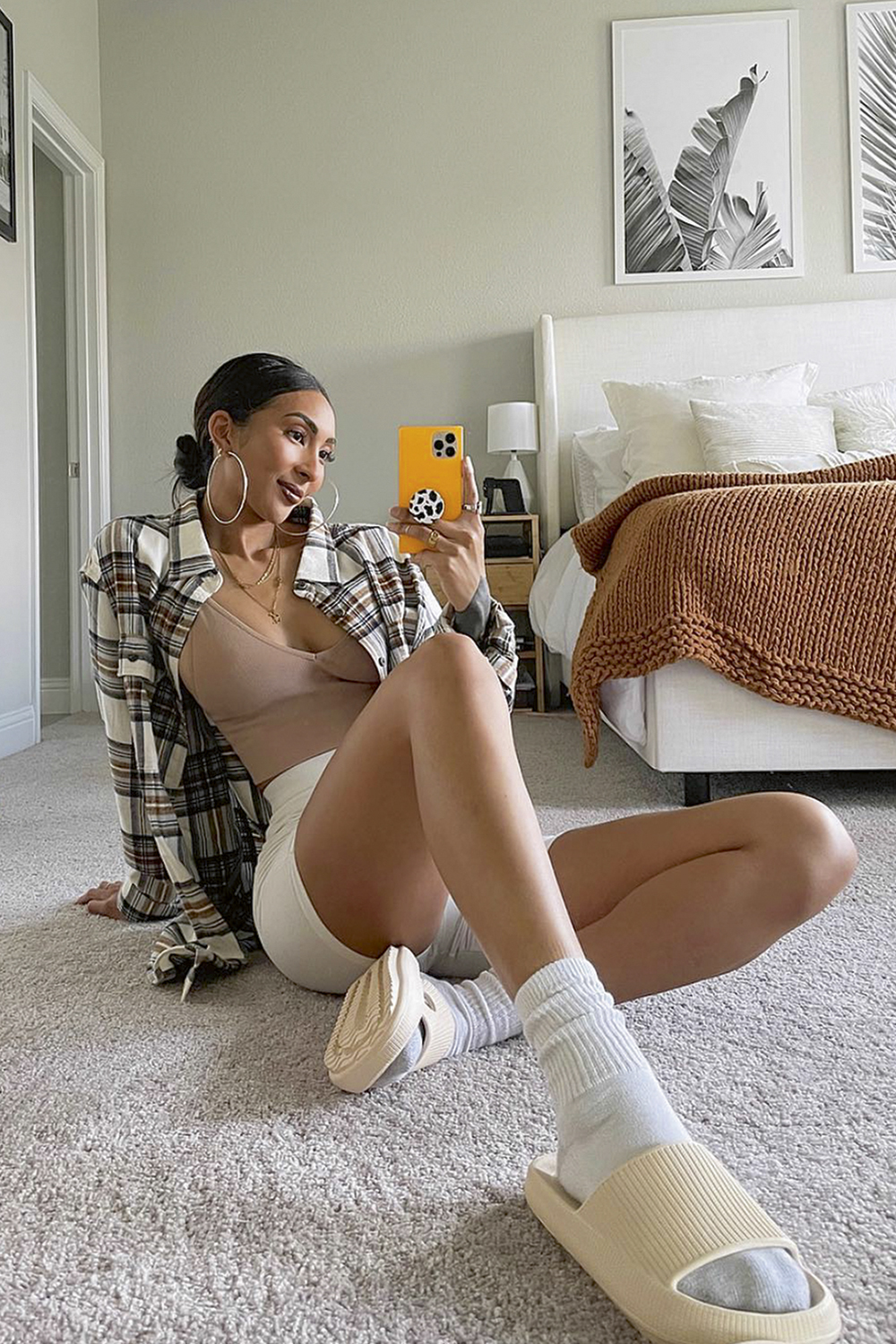 ABRE-Lea-Toshiye-.jpg CONJUNTO - A modelo Lea Toshiye: ela segue à risca a modinha de vestir meias junto com o calçado nas composições que cria -
