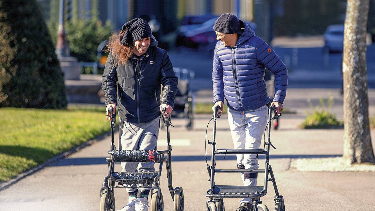 DE PÉ - Roccati (à esq.): depois de cinco anos, o italiano se exercita ao lado de outro paciente -