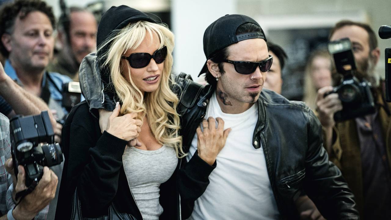 TAL E QUAL - Lily como Pamela, e Sebastian como Tommy Lee: semelhança física e de personalidade -