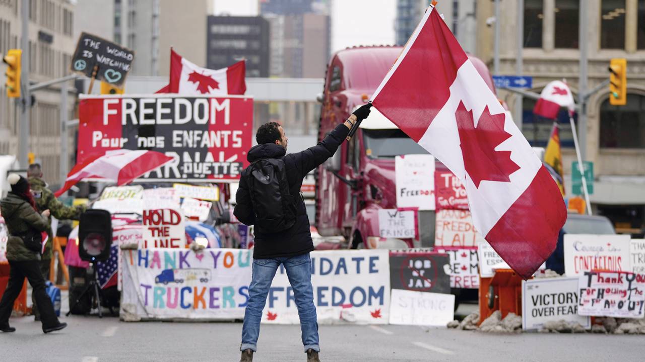 DESORDEM - Manifestante agita a bandeira canadense em Ottawa: atestado de vacina disparou protesto na capital -