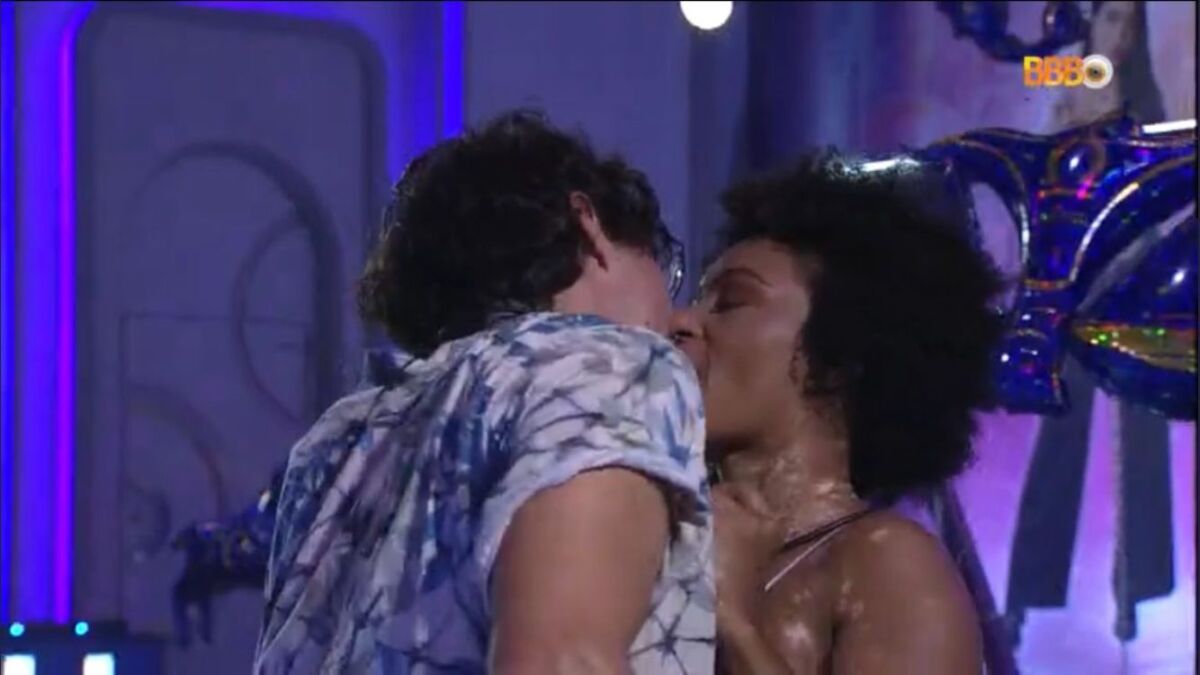 Eliezer e Natalia se beijam no BBB