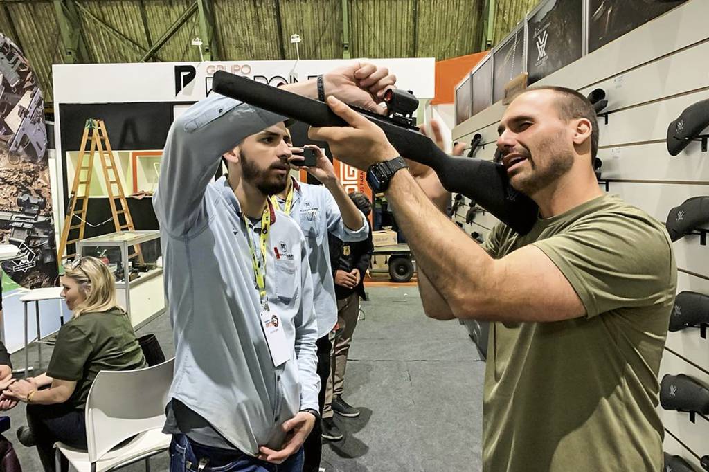 EDUARDO-BOLSONARO—ARMAS—INSTAGRAM-@BOLSONAROSP-90-2021.jpg ZERO TRÊS - Eduardo: guardião da pauta conservadora e do apoio evangélico -