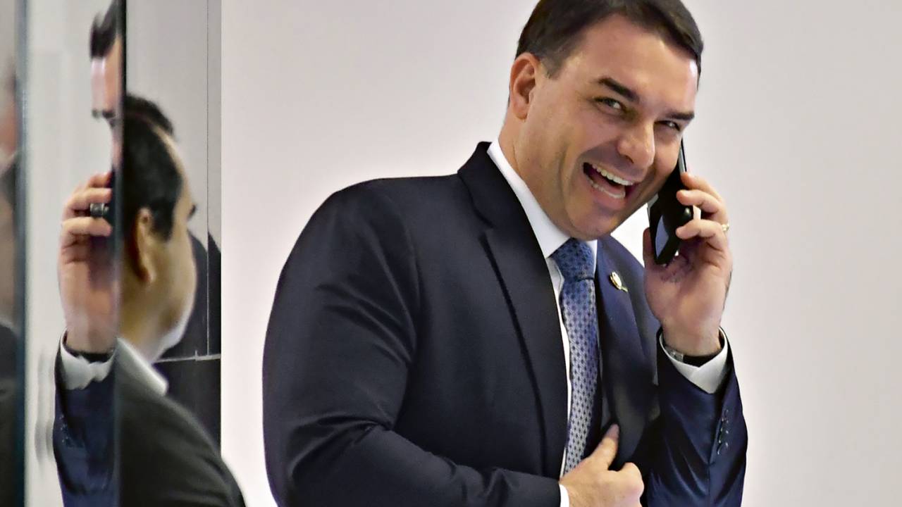 BLINDAGEM - Flávio Bolsonaro: felicidade é ver o segundo inquérito da rachadinha entrar em ponto morto -