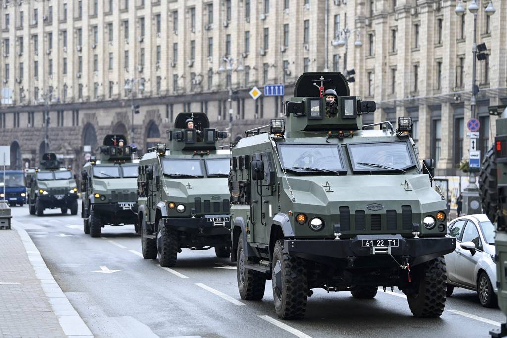 GUERRA-UCRANIA-RUSSIA-KIEV-MILITARES-UCRANIANOS-2022-9.jpg DEFESA - Veículos militares da Ucrânia em movimento: desequilíbrio de forças -
