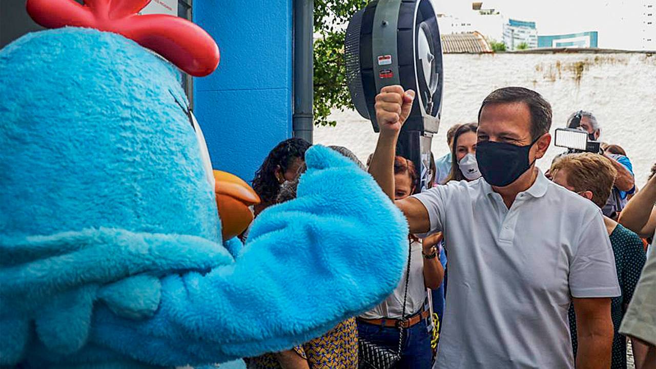 PACIÊNCIA - O governador paulista, em meio ao esforço de vacinação: a ordem é não reagir a todos os ataques -