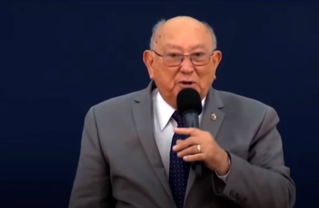 “Você quer dinheiro? Só receberá verba por intermédio do pastor”