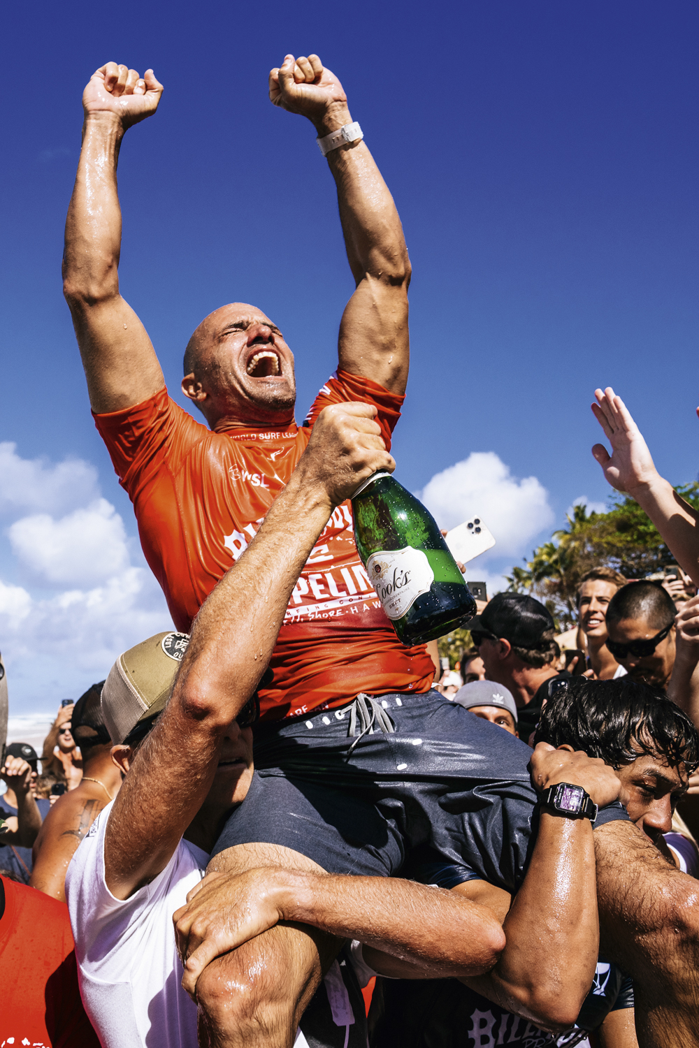 Kelly-Slater_Pipe22_05184_Lawrence.jpg KELLY SLATER, 50 ANOS - Depois de bater rivais com metade de sua idade, o surfista venceu em Pipeline, no Havaí, a primeira etapa do Campeonato Mundial exatos trinta anos após a sua primeira conquista -