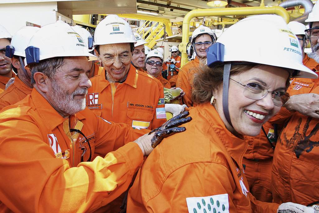 LULA-DILMA-ROUSSEFF-PETROLEO-PETROBRAS-12.jpg ALEGRIA... - Lula e Dilma em unidade da Petrobras: o petista vai interferir na estatal para regular os preços dos combustíveis -