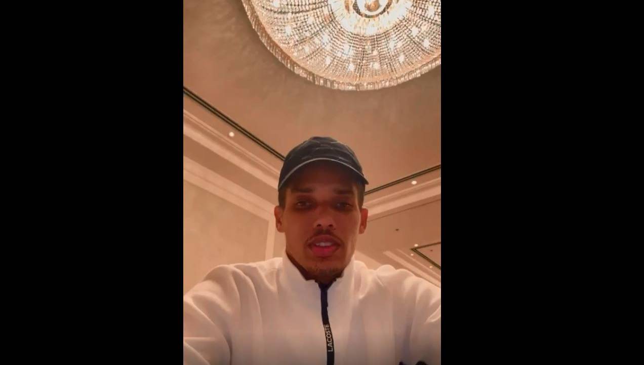 O jogador Pedrinho, do Shakhtar Donetsk, da Ucrânia, grava vídeo sobre clima de tensão em meio aos ataques da Rússia