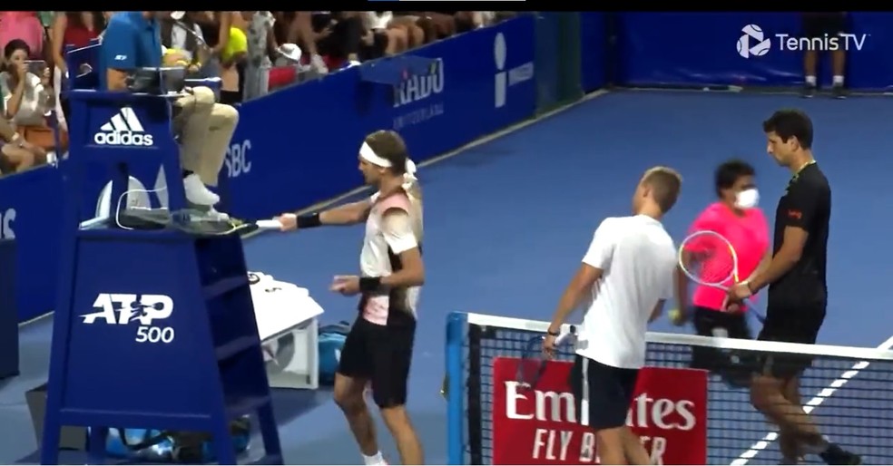 Alexander Zverev dá uma raquetada na cadeira do juiz da partida em Acapulco