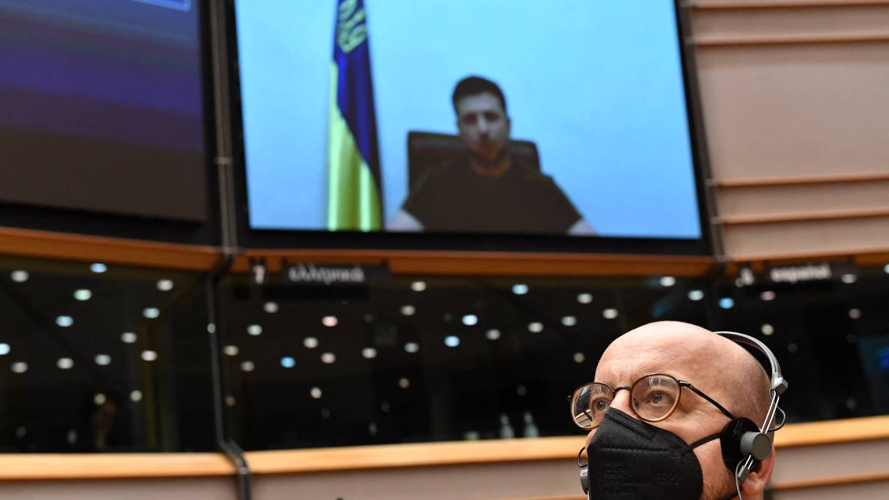 Presidente do Conselho Europeu, Charles Michel, durante discurso do presidente ucraniano, Volodymyr Zelensky, em Bruxelas. 01/03/2022