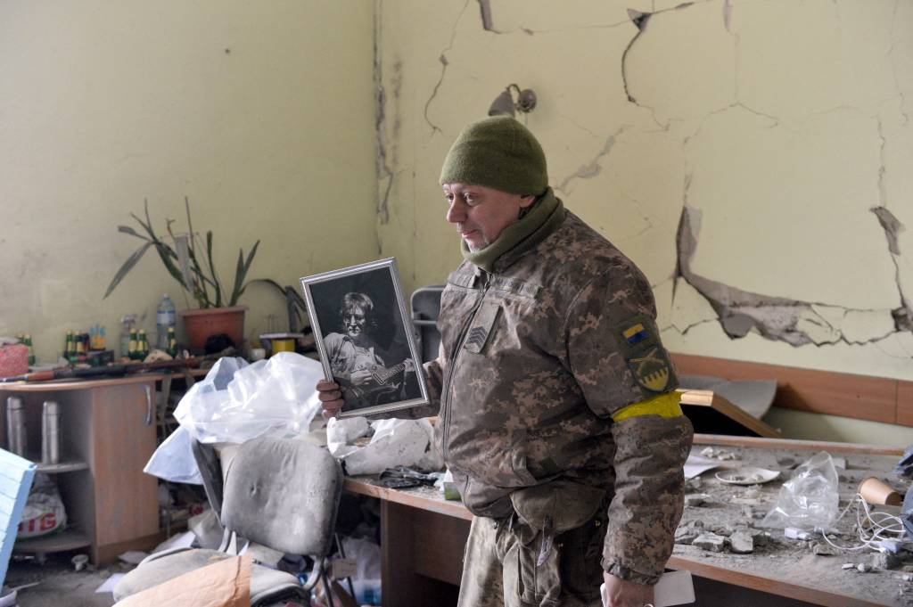 UKRAINE-RUSSIA-CONFLICT Retrato de John Lennon em meio aos destroços em Kharkiv