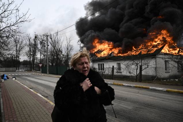 Casa em chamas após ser bombardeada na cidade de Irpin, nos arredores de Kiev - Casa em chamas após ser bombardeada na cidade de Irpin, nos arredores de Kiev -