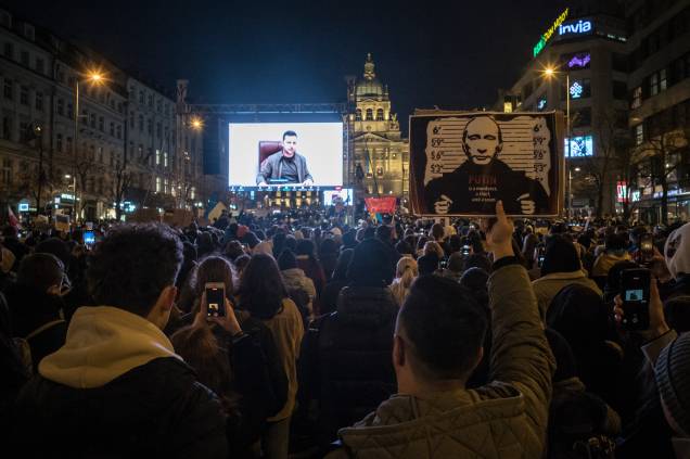Manifestantes ouvem um discurso do presidente ucraniano Volodymr Zelensky exibido durante uma manifestação contra a invasão da Ucrânia pela Rússia - Manifestantes ouvem um discurso do presidente ucraniano Volodymr Zelensky exibido durante uma manifestação contra a invasão da Ucrânia pela Rússia -
