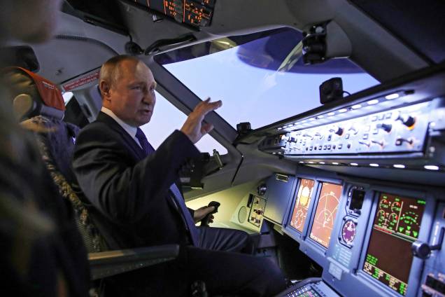 O presidente russo, Vladimir Putin, durante sua visita ao complexo de treinamento de aviação da Aeroflot, nos arredores de Moscou - O presidente russo, Vladimir Putin, durante sua visita ao complexo de treinamento de aviação da Aeroflot, nos arredores de Moscou -