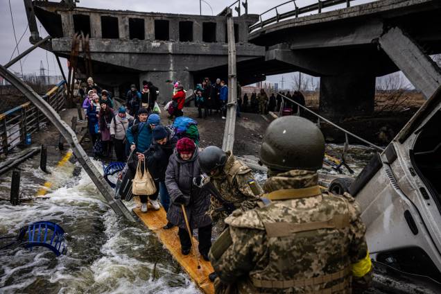 Ucranianos atravessam uma ponte destruída enquanto fogem da cidade de Irpin - Ucranianos atravessam uma ponte destruída enquanto fogem da cidade de Irpin -
