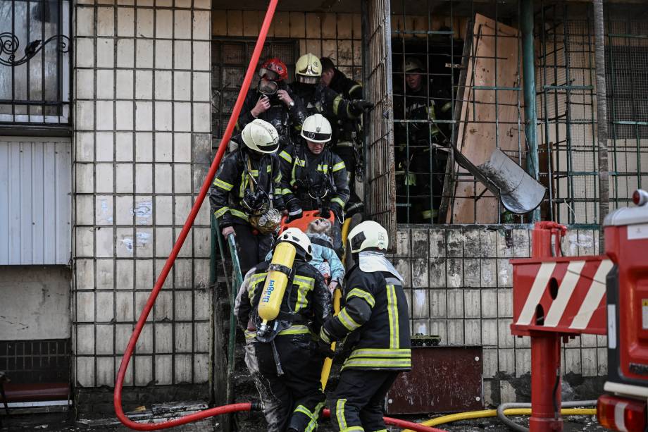 Bombeiros removem o corpo de uma mulher de um prédio de apartamentos destruído em Kiev -