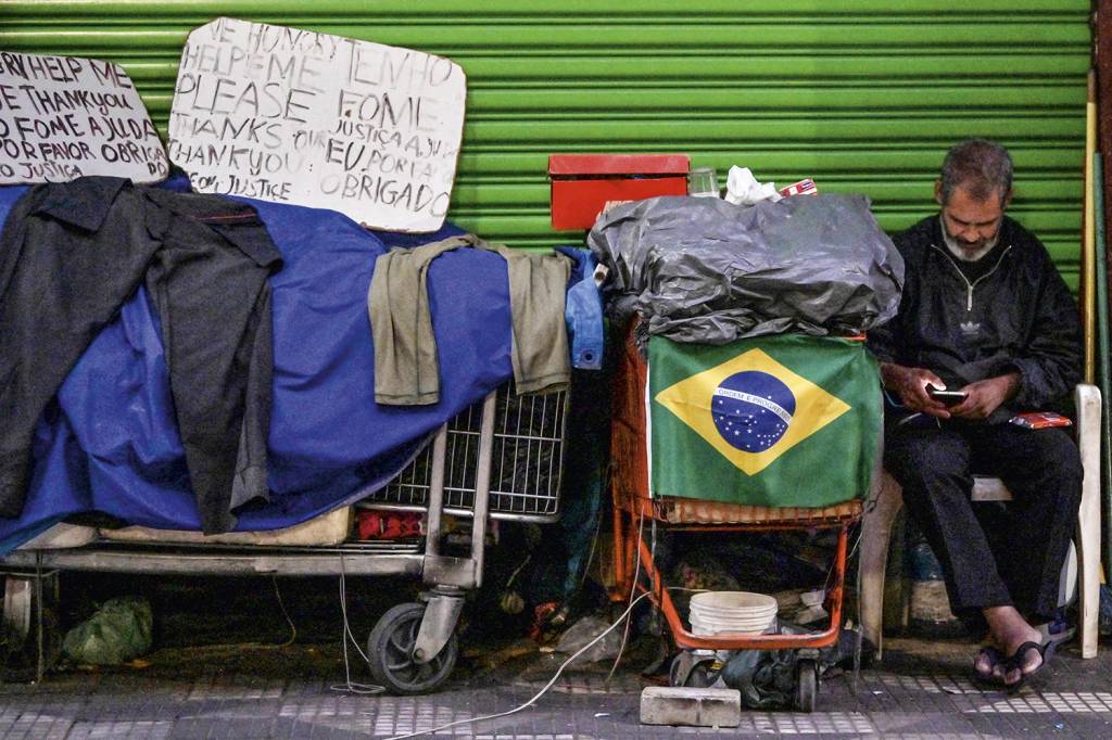 000_9YW9CK.jpg RETROCESSO - Miséria nas ruas de São Paulo: sinônimo de tristeza no Brasil -