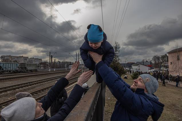 Uma criança observa moradores evacuando a cidade de Irpin, ao noroeste de Kiev - Uma criança observa moradores evacuando a cidade de Irpin, ao noroeste de Kiev -