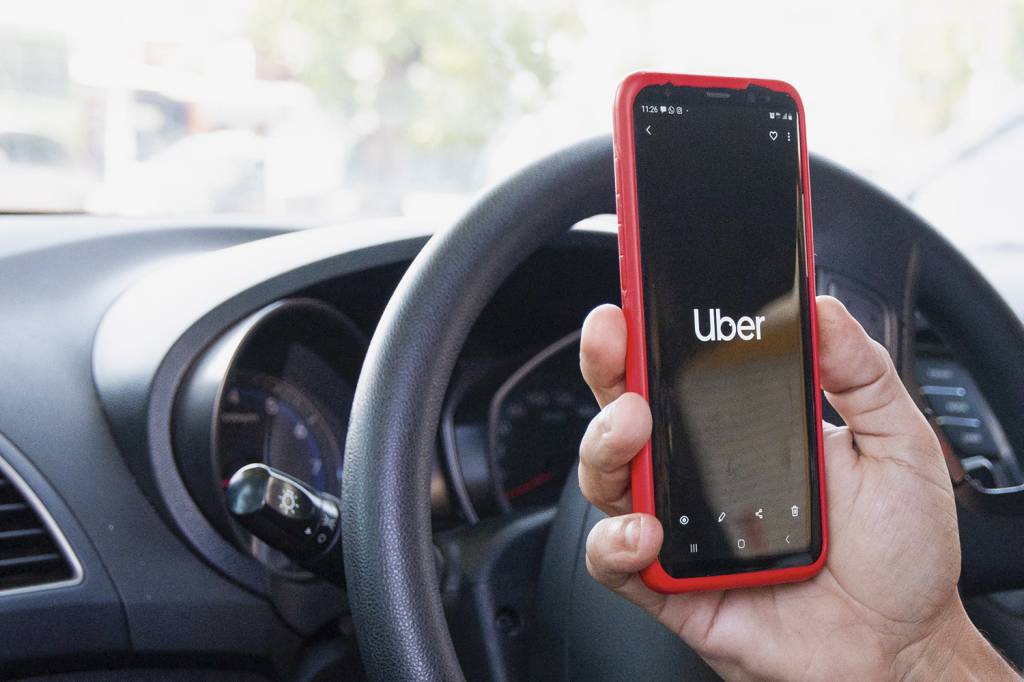 Uber integra táxis ao aplicativo, tornando rivais em parceiros