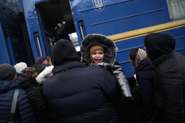 Ucranianos embarcam em trens de evacuação enquanto tentam deixar o país na estação de trem de Lviv, oeste da Ucrânia - Ucranianos embarcam em trens de evacuação enquanto tentam deixar o país na estação de trem de Lviv, oeste da Ucrânia -