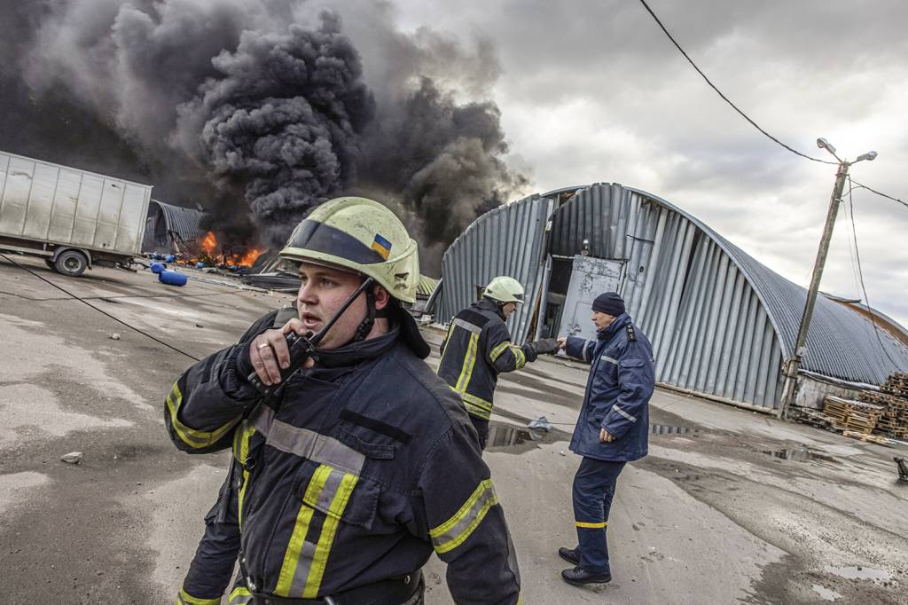 5754cecf86974e5a0d3ab234a5be0792a9c68779.jpg CAMPO DE BATALHA - Bombeiros combatem incêndio perto de Kiev: os custos da guerra -