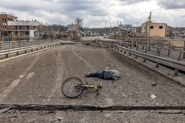 O corpo de um homem morto é visto em uma ponte destruída ao lado de carros abandonados, em Irpin - O corpo de um homem morto é visto em uma ponte destruída ao lado de carros abandonados, em Irpin -
