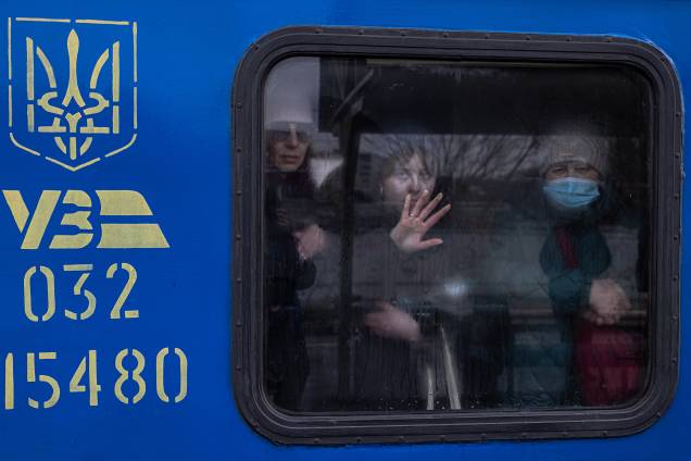 Mulheres olham de dentro de um trem de evacuação para a cidade de Kiev - Mulheres olham de dentro de um trem de evacuação para a cidade de Kiev -