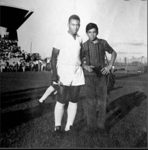 Pelé com Brito! O jogador com, 25, o fotógrafo, com 15.