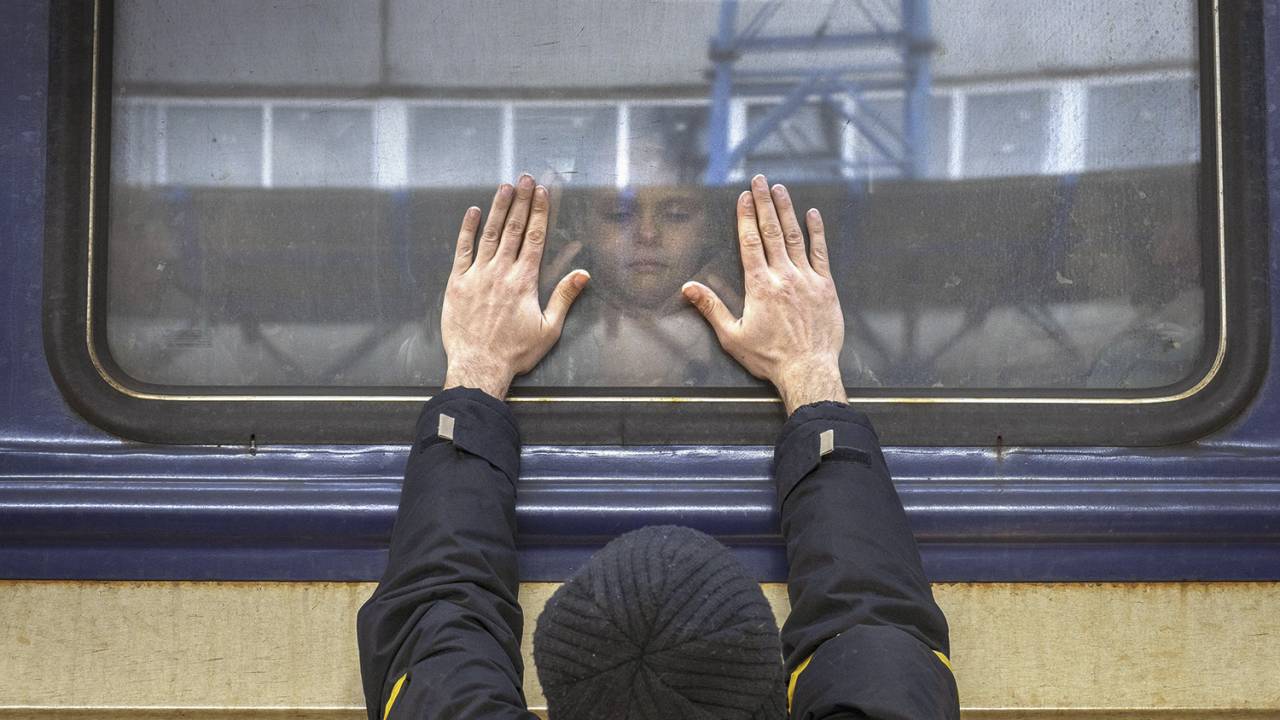 DESPEDIDA - Famílias partidas: pai convocado para a guerra diz adeus à filha em estação de trem de Kiev -