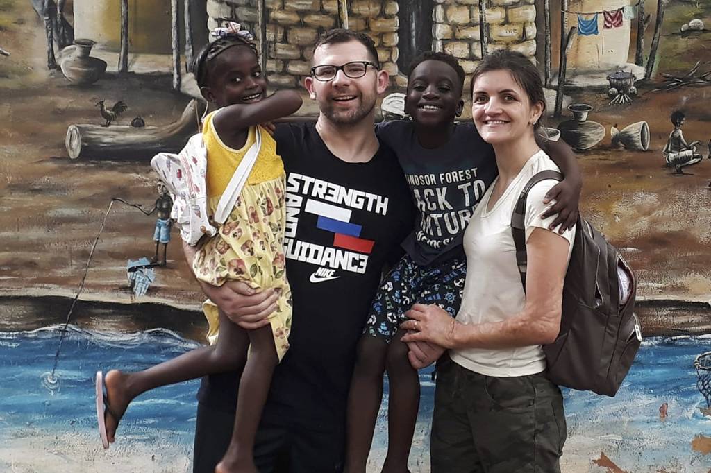 ADOÇÃO-DEISI-E-FERNANDO-1-copy.jpg MUDANÇA DE RUMO - Foi em uma viagem como voluntários pela África que os gaúchos Fernando e Deisi Scherer encontraram Abel, agora com 10 anos. Logo retornaram para adotá-lo e, em seguida, fizeram o mesmo com sua irmã, Dja, de 7. “Desistimos de ter filhos biológicos”, afirma ela. -