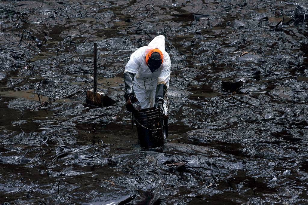 Peru Oil Spill Tonga EFEITOS SEVEROS - No Peru: vazamento de óleo provocado por maremoto -
