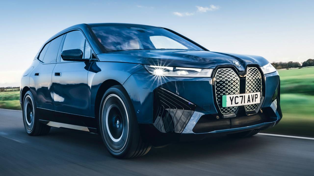 BMW iX - Vendido como o primeiro carro inteligente do Brasil, o veículo tem assistente pessoal que dialoga com o condutor. Ele é capaz até de contar piadas, mas sem palavrões. O mimo custa 655 000 reais -