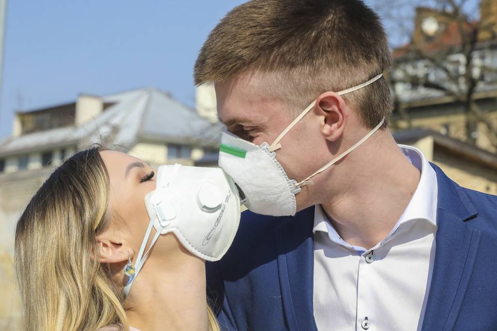 CORONAVIRUS-COVID-19-RELACIONAMENTO-BEIJO-2020-1-(28).jpg NA SAÚDE E NA DOENÇA - Na Lituânia, Dainius e a noiva, Ramune, selam o casamento com beijo e máscaras: proteção -