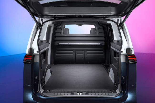 Volkswagen ID. Buzz Cargo Há uma versão cargueira, com apenas dois assentos e amplo espaço para transporte de objetos