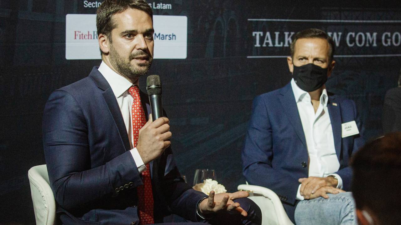 O governador do Estado de São Paulo, João Doria, em coletiva de imprensa com o governador Eduardo Leite Leia mais em: https://preprod.veja.abril.com.br/coluna/matheus-leitao/o-aperto-de-joao-doria-fhc-e-serra-em-eduardo-leite/