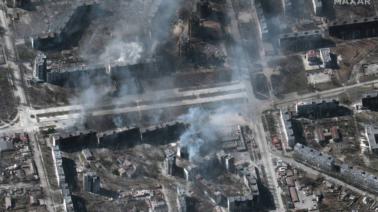 (Ukraine), 22/03/2022.- A handout satellite image made available by Maxar Technologies shows buildings on fire, in Mariupol, Ukraine, 22 March 2022. Russian troops entered Ukraine on 24 February prompting the country's president to declare martial law and triggering a series of announcements by Western countries to impose severe economic sanctions on Russia. (Incendio, Rusia, Ucrania) EFE/EPA/MAXAR TECHNOLOGIES HANDOUT -- MANDATORY CREDIT: SATELLITE IMAGE 2022 MAXAR TECHNOLOGIES -- THE WATERMARK MAY NOT BE REMOVED/CROPPED -- HANDOUT EDITORIAL USE ONLY/NO SALES