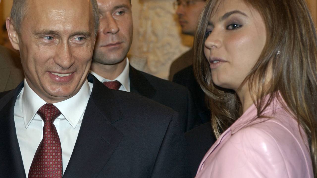 Putin e Kabavea em 2004 durante encontro presidencial após medalha de ouro nos Jogos de Atenas
