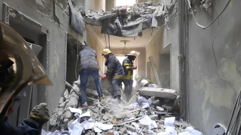 Russian forces hit Kharkiv governor’s office Escritório do governo de Kharkiv destruído após ataque russo