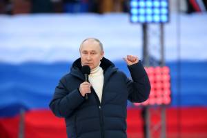 President Putin Addresses Supporters On Anniversary Of Annexation Of Crimea O presidente russo Vladimir Putin discursa em evento pró-guerra na Ucrânia. 18/03/2022.