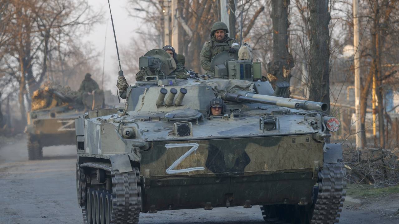 Comboio militar russo passa pela cidade de Volnovakha, no leste da Ucrânia