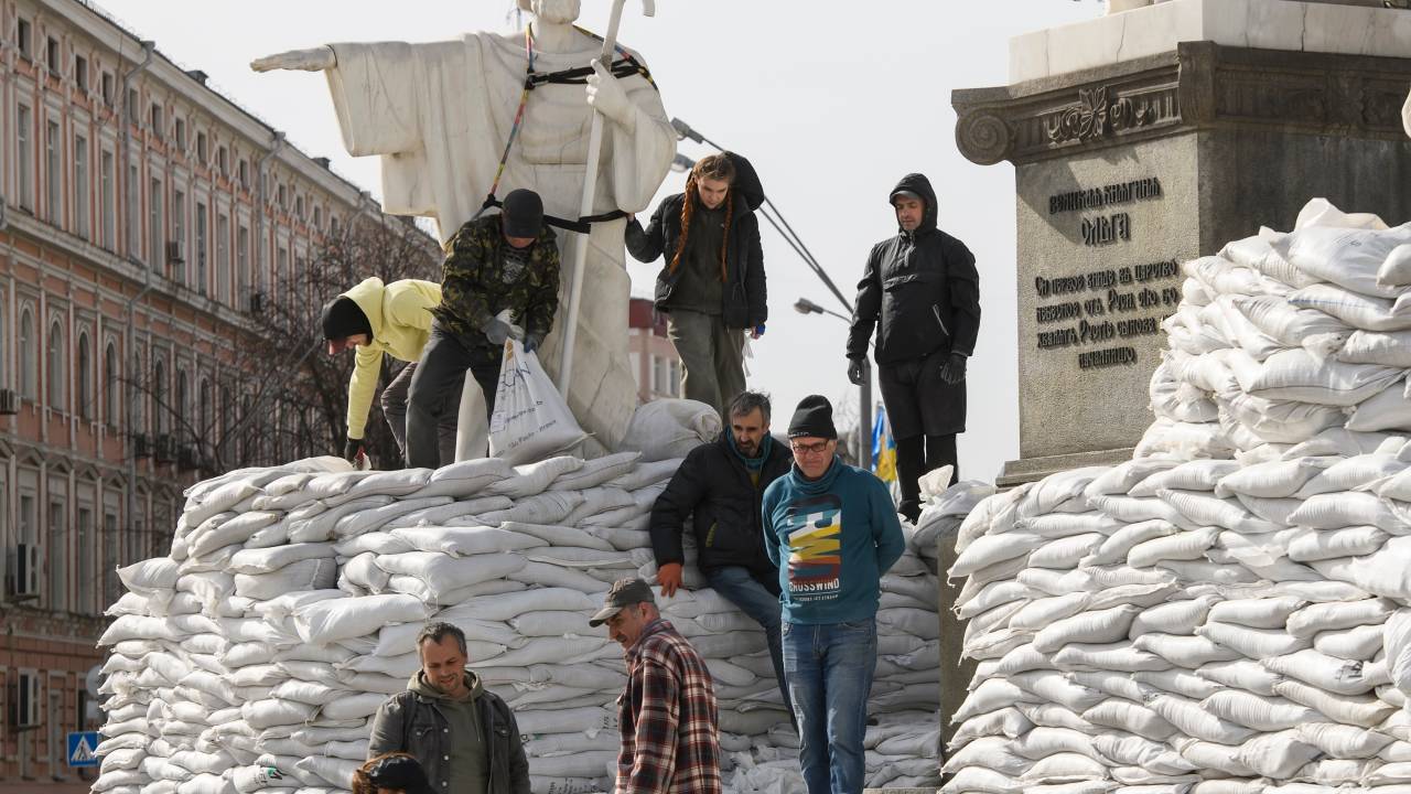 Voluntários erguem barricada em torno de estátuas de mármore em Kiev, capital da Ucrânia, na segunda-feira (28)