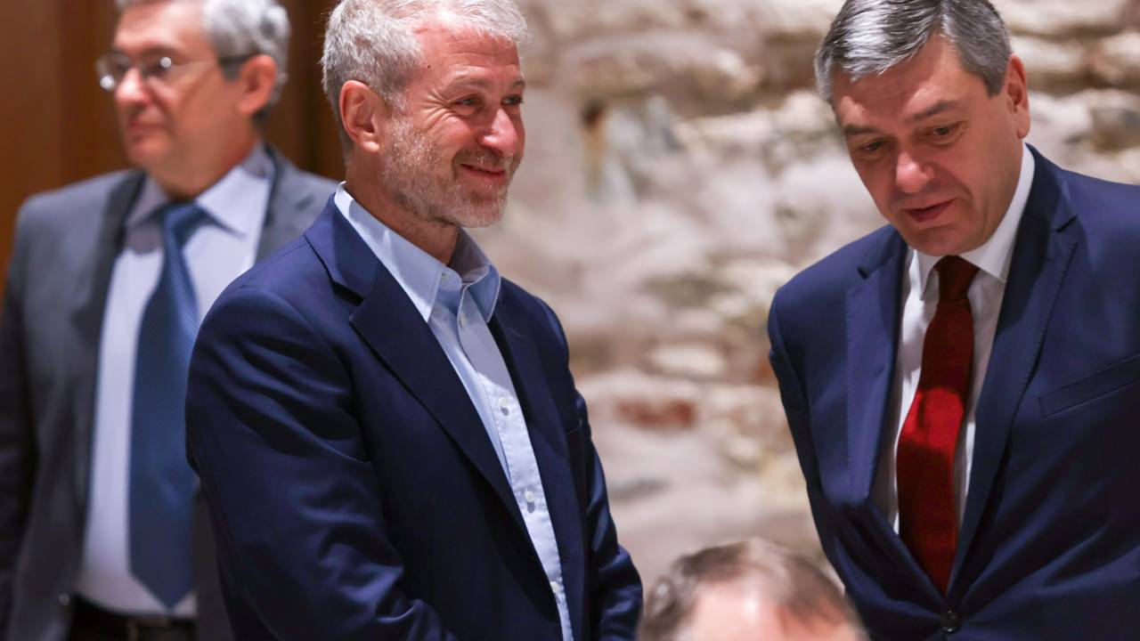 ISTANBUL, TURKIYE - MARCH 29: Russian businessman Roman Abramovich (L) attends the peace talks between delegations from Russia and Ukraine in Istanbul, Turkiye on March 29, 2022. (Photo by Cem Ozdel/Anadolu Agency via Getty Images)