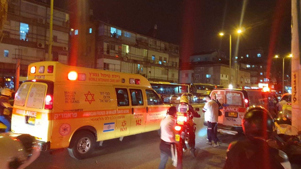 İsrail'in baÅkenti Tel Aviv'in doÄusundaki Beni Barak kentinde silahlı saldırı düzenlendi. İlk bilgilere göre saldırıda 4 kiÅi hayatını kaybetti. Olay sonrası bölgeye ambulans sevk edildi. (Photo by Magen David Adom/Anadolu Agency via Getty Images)