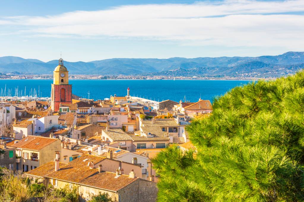 Overview of the city of Saint Tropez with its singular bell tower, Côte d’Azur, France Cidade de Saint-Tropez, local onde está a mansão La Petite Ourse