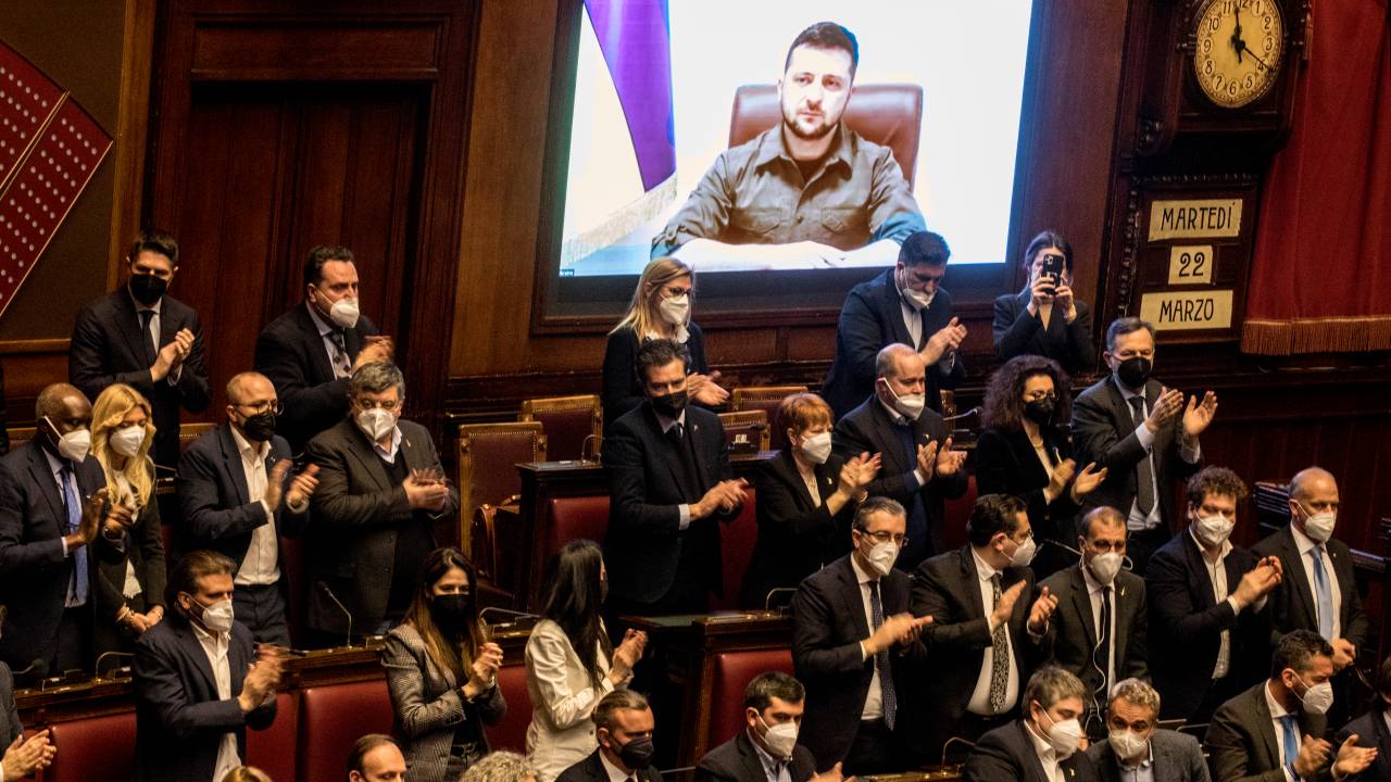 Presidente ucraniano Volodymyr Zelensky é aplaudido durante discurso ao parlamento italiano nesta terça-feira, 22/03/2022.
