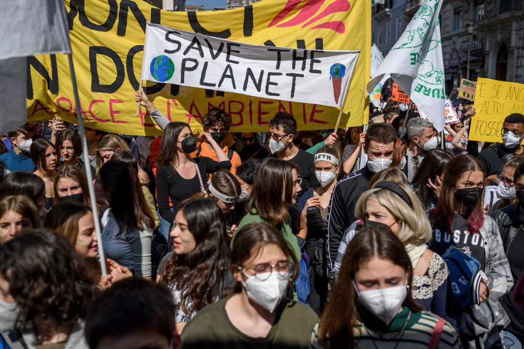Jovens participam de manifestação pelo clima em Roma, na Itália, como parte de uma greve global convocada pela iniciativa Fridays For Future -